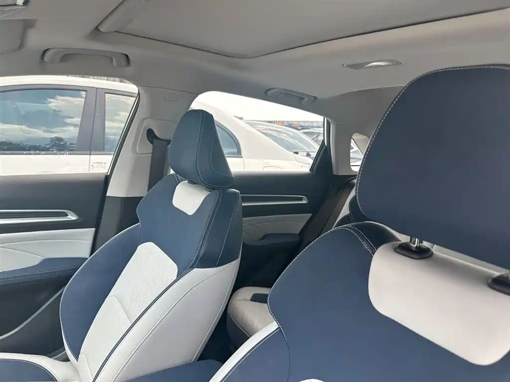 Geely Emgrand 2022