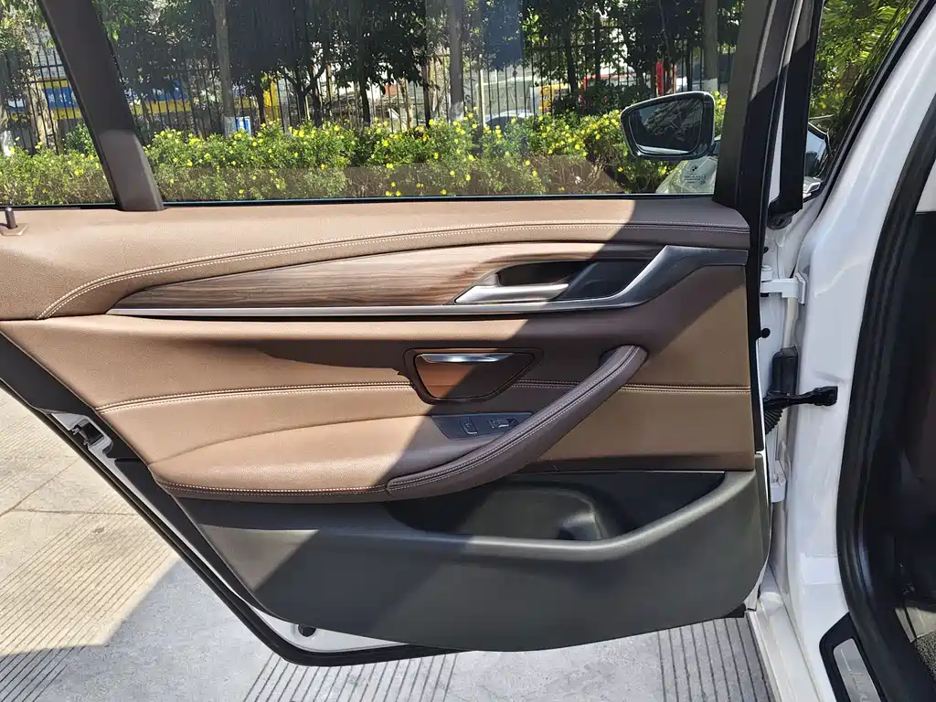 BMW 5 Series 2021 — фото 16