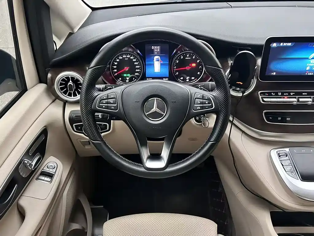 Mercedes-Benz V-Class 2023 — фото 15