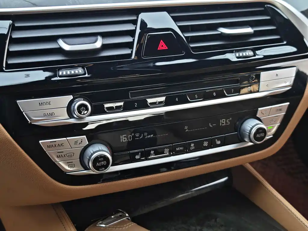 BMW 5 Series 2019 — фото 18