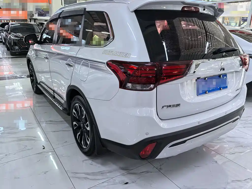 Mitsubishi Outlander 2020 — фото 4