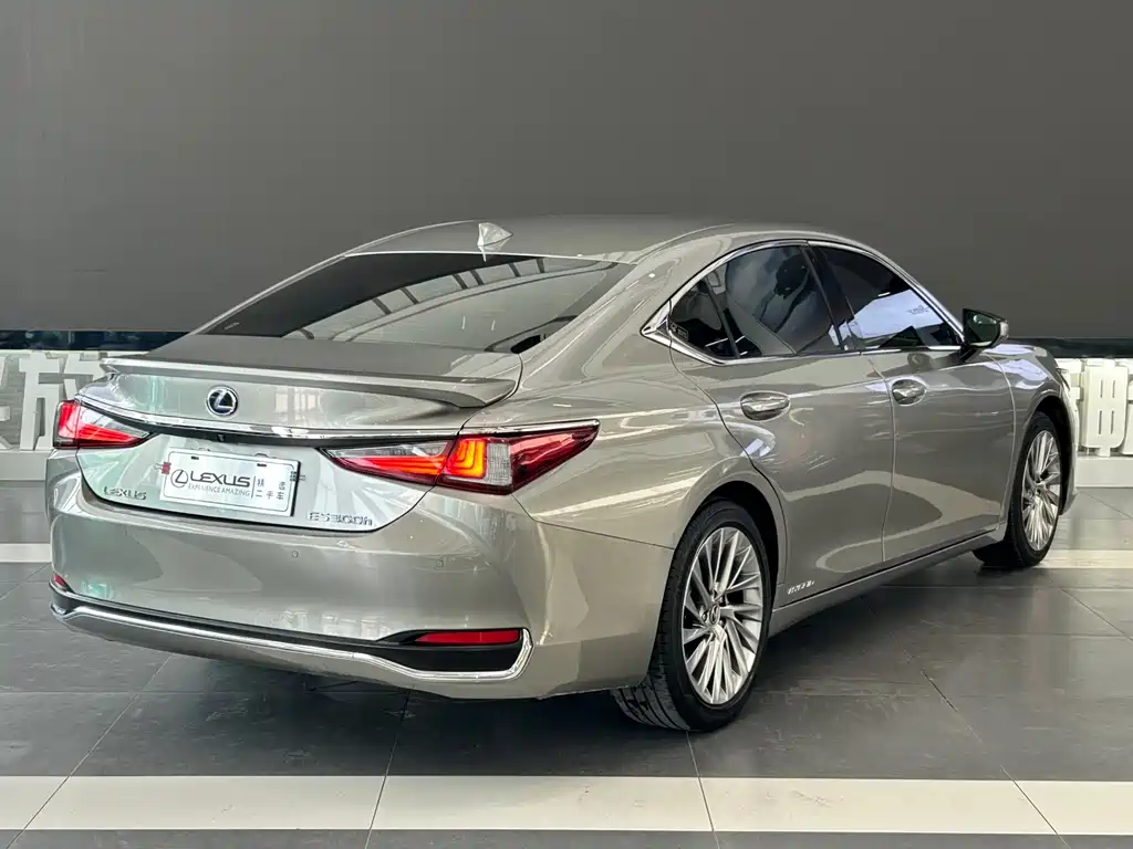Lexus ES 2021