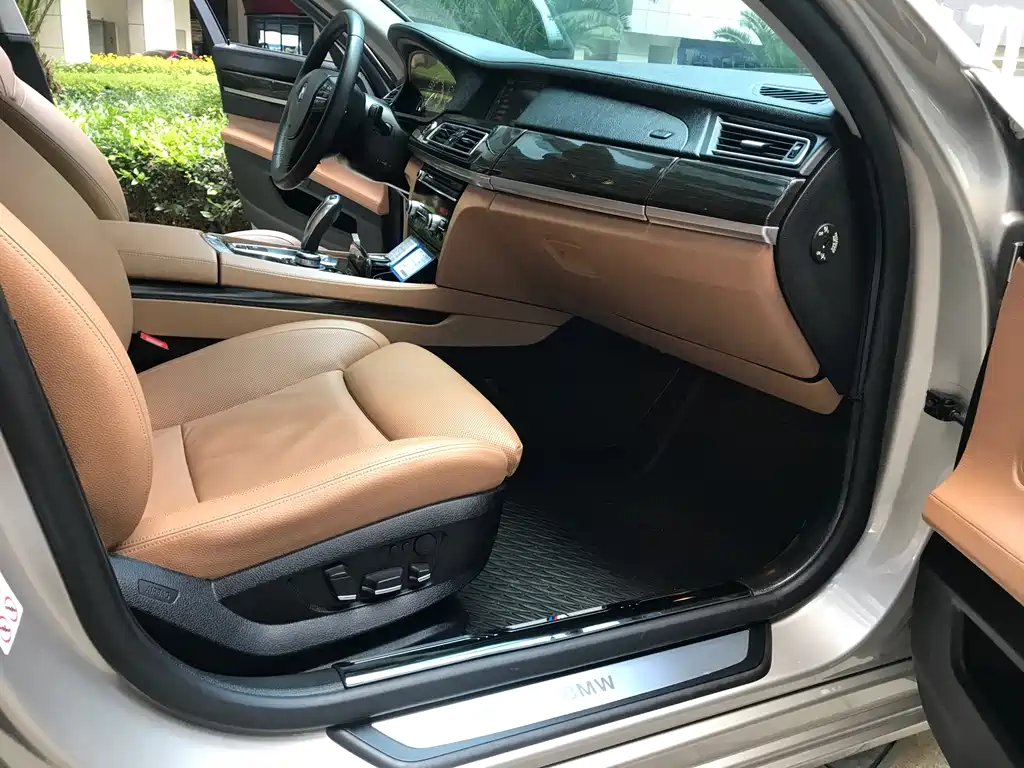 BMW 7 Series 2012 — фото 18