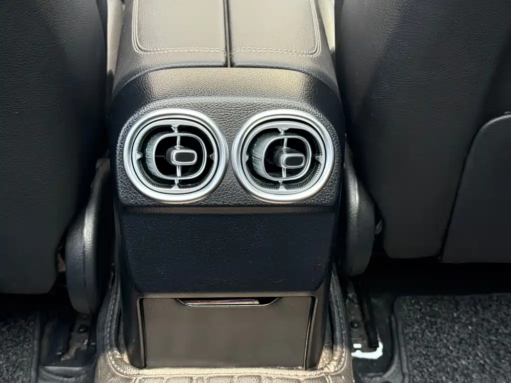 Mercedes-Benz C-Class 2023 — фото 21
