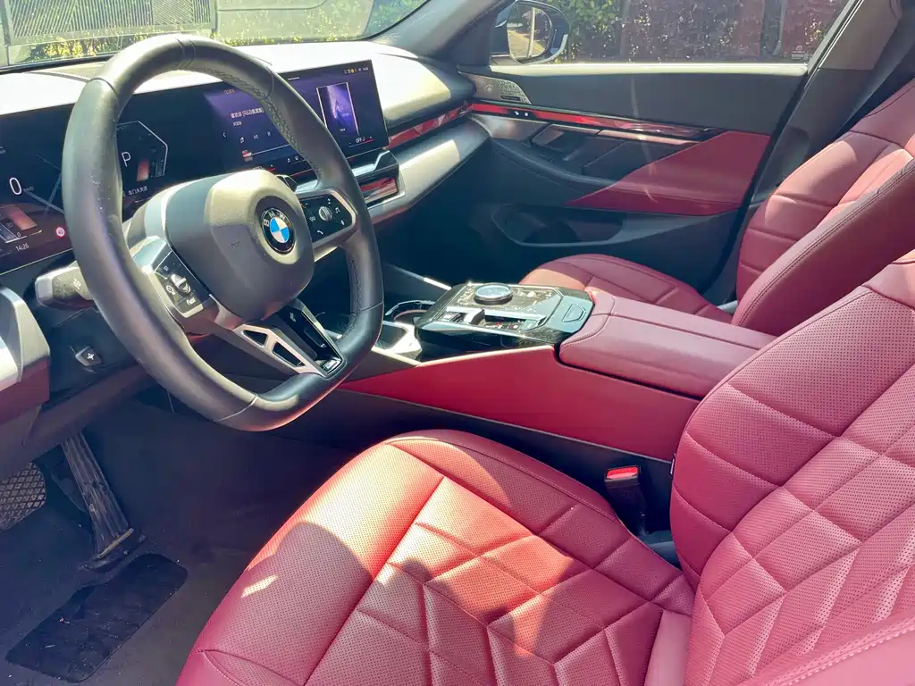 BMW 5 Series 2025 — фото 16