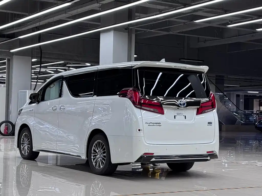 Toyota Alphard 2023 — фото 4