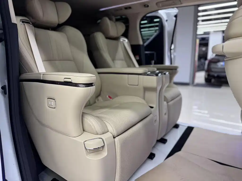 Toyota Alphard 2023 — фото 9