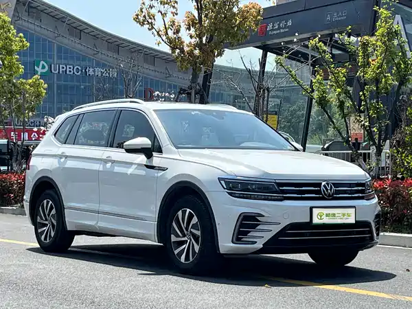 Volkswagen Tiguan L Plug-In Hybrid 2021