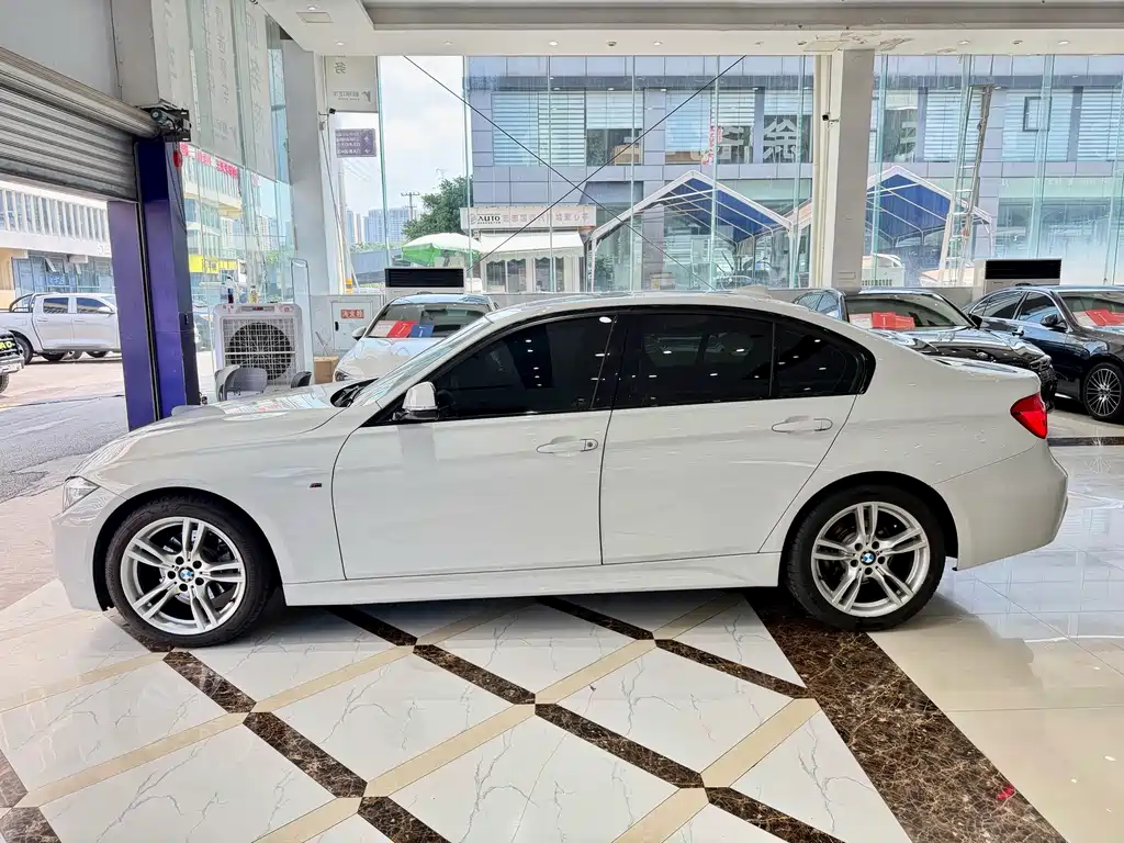 BMW 3 Series 2018 — фото 14