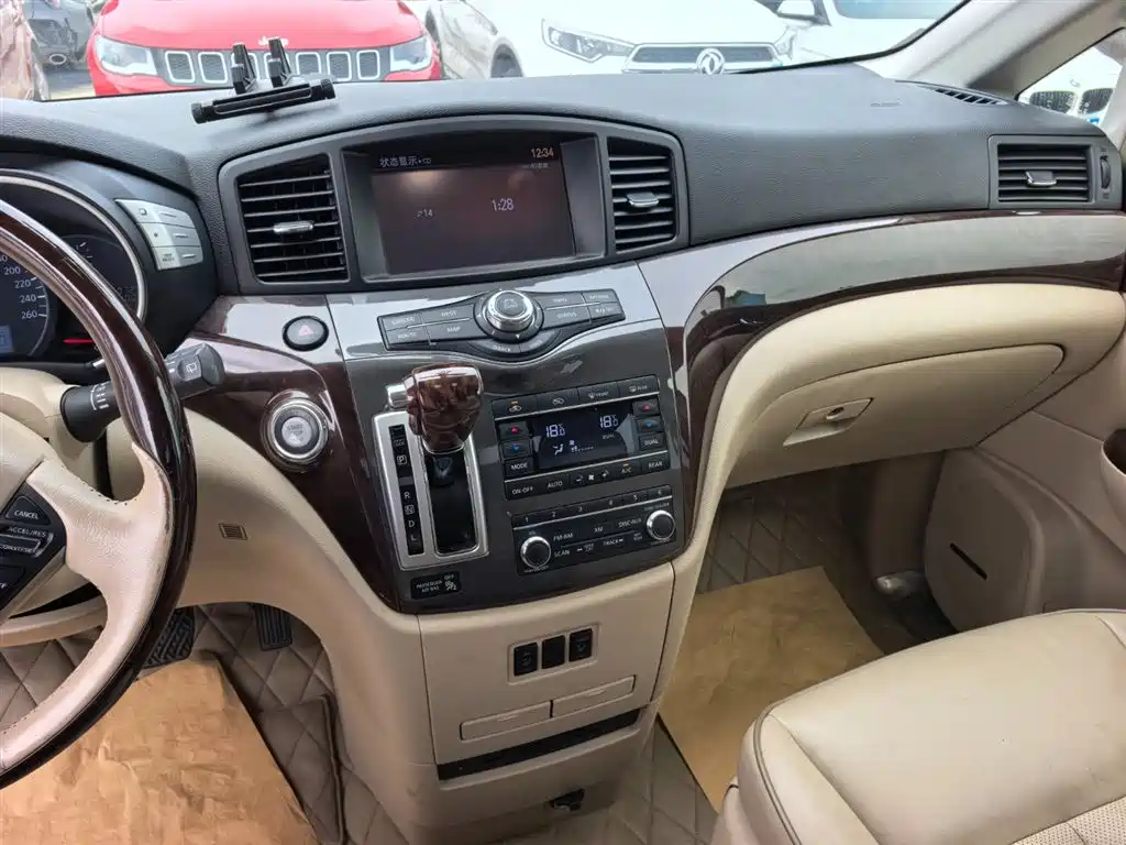 Nissan Quest 2017 — фото 16