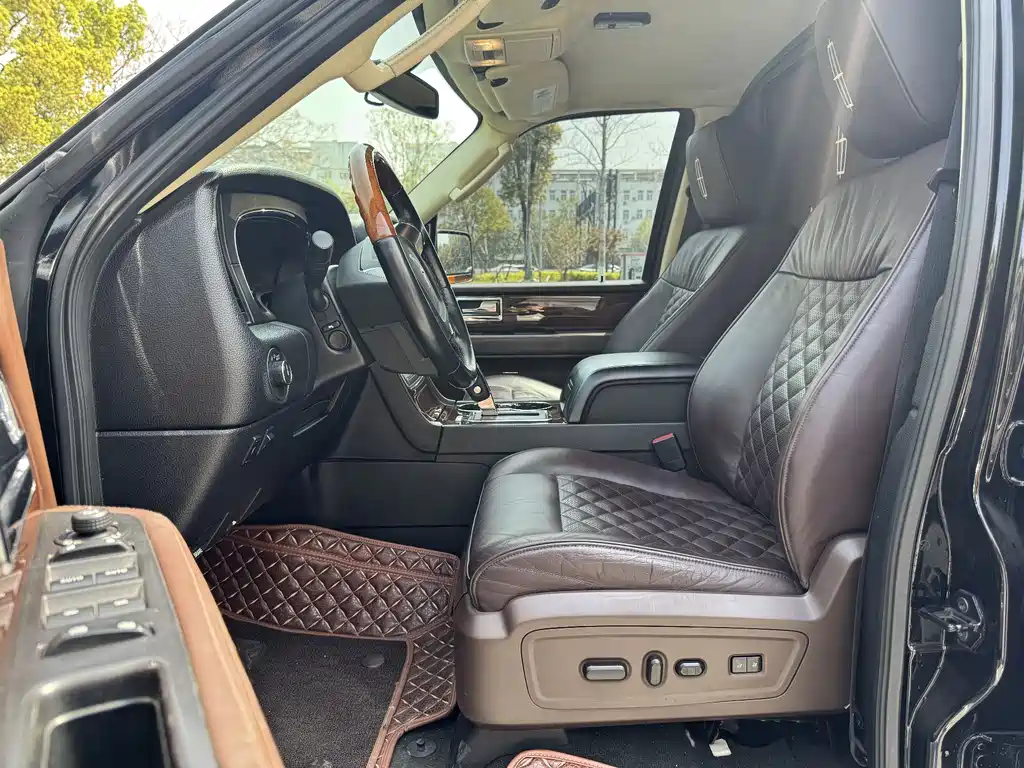 Lincoln Navigator 2018 — фото 16