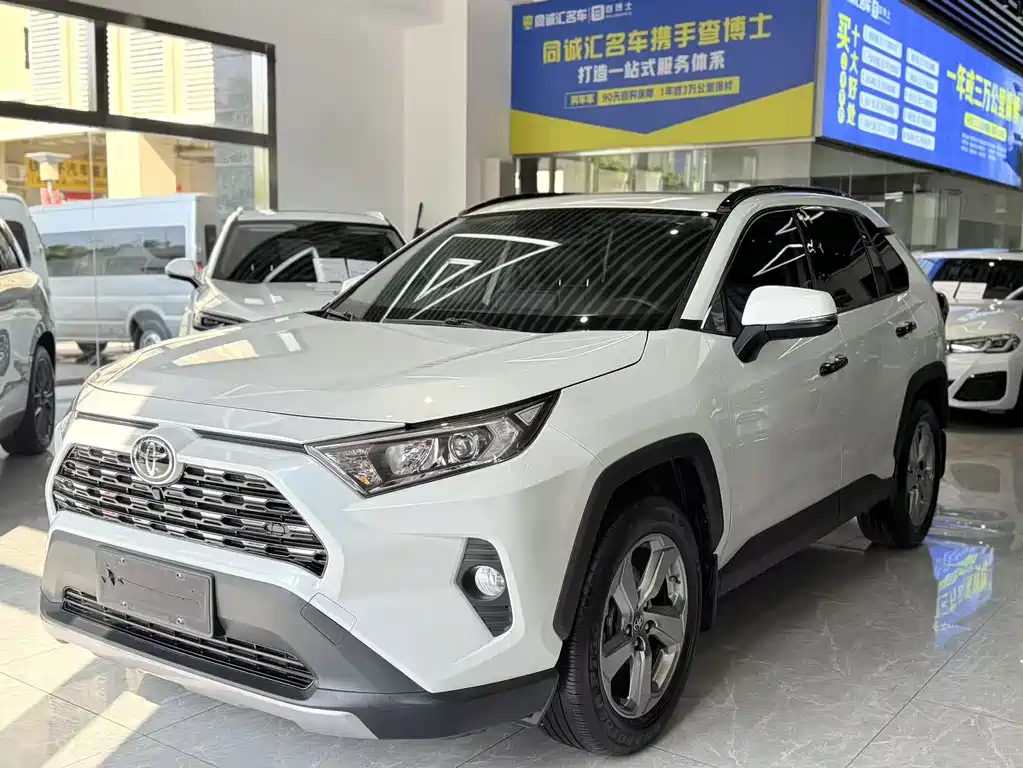 Toyota RAV4 2022 — фото 3