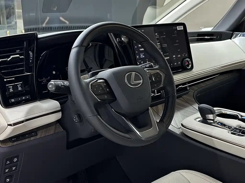 Lexus LM — фото 9