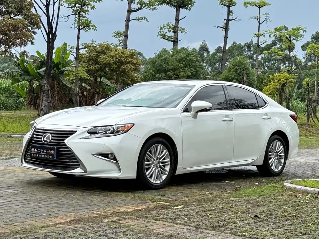 Lexus ES 2017 — фото 1