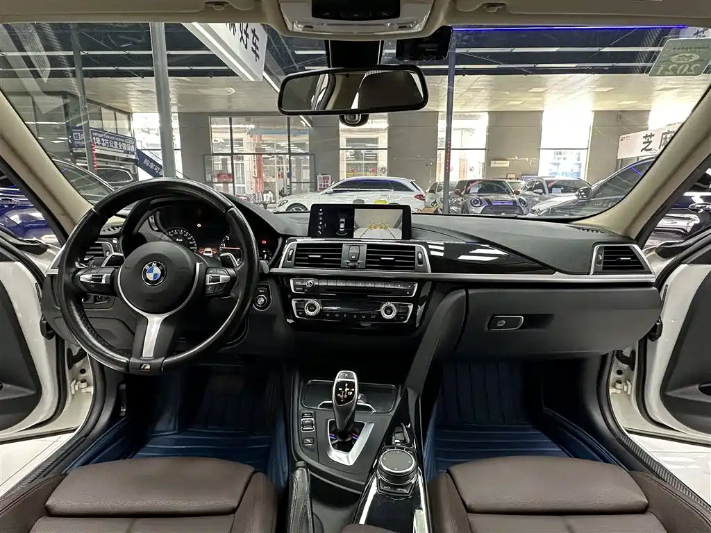 BMW 3 Series 2019 — фото 11
