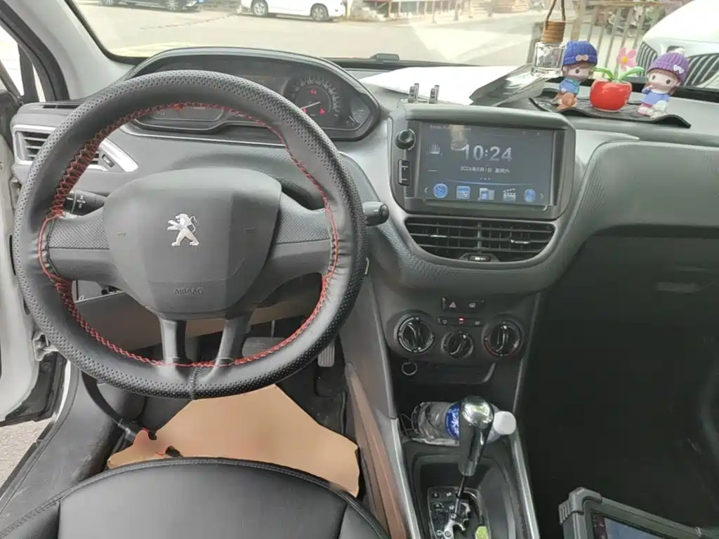 Peugeot 2008 2015 — фото 10