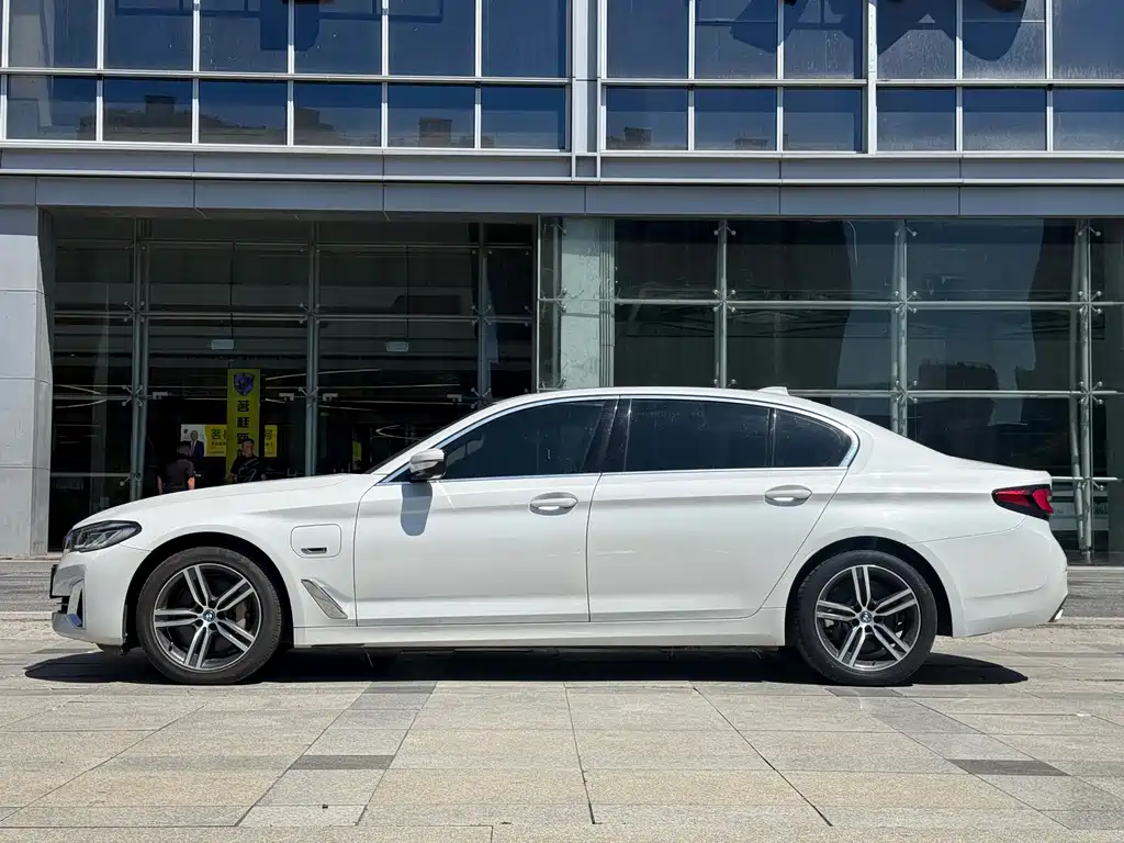 BMW 5 Series New Energy 2021 — фото 15