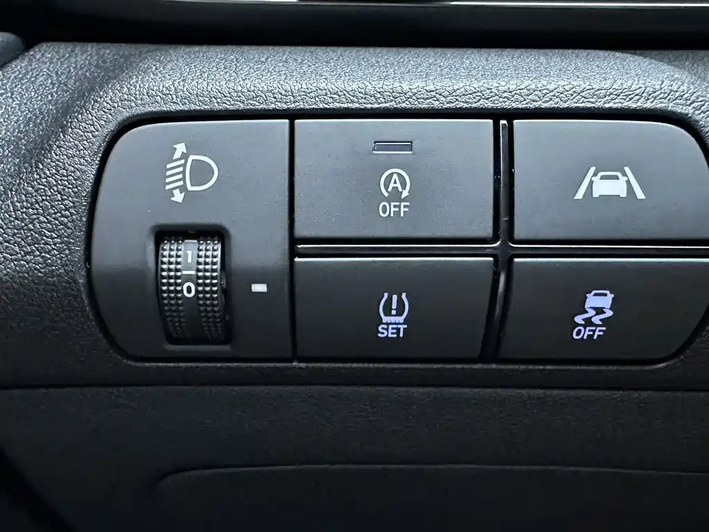 Hyundai Elantra 2023 — фото 16