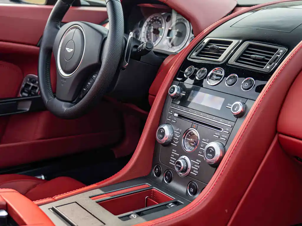 Aston Martin V8 Vantage 2020 — фото 18