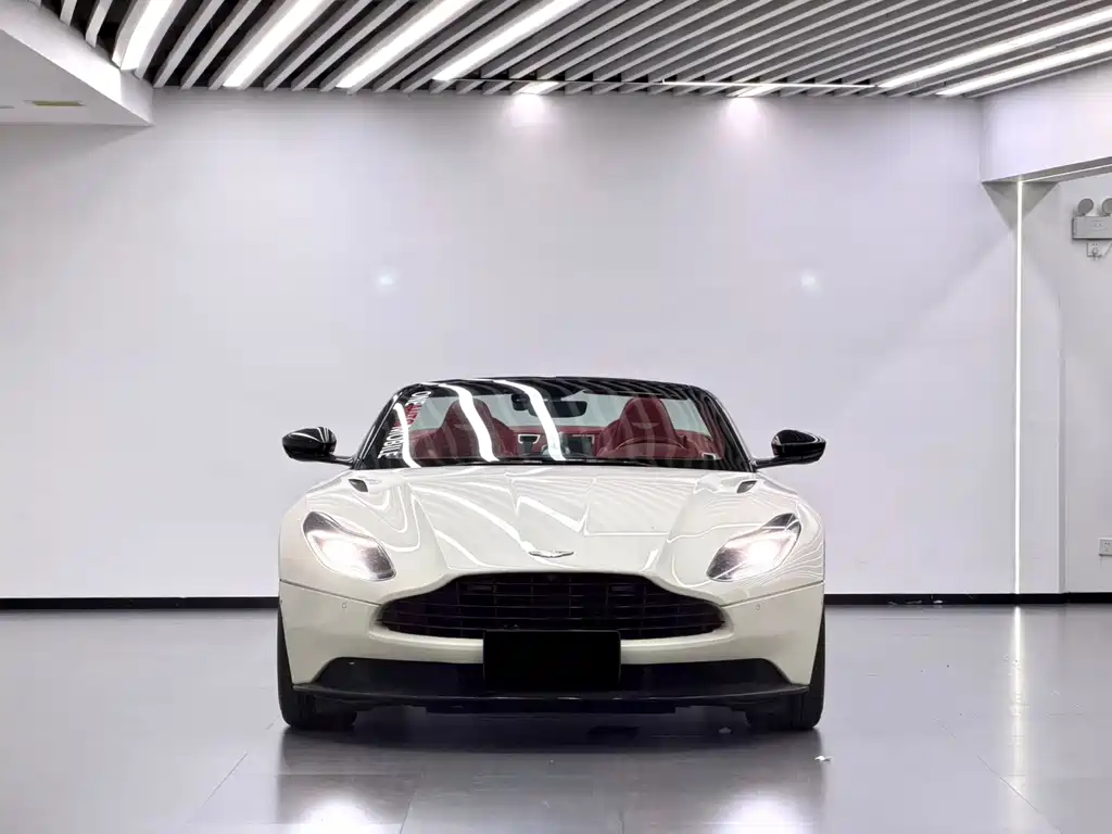 Aston Martin DB11 2019 — фото 2