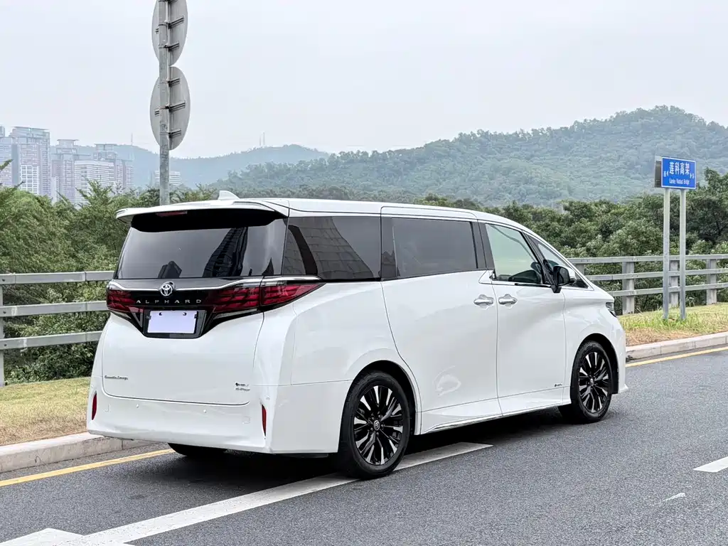 Toyota Alphard 2023 — фото 6