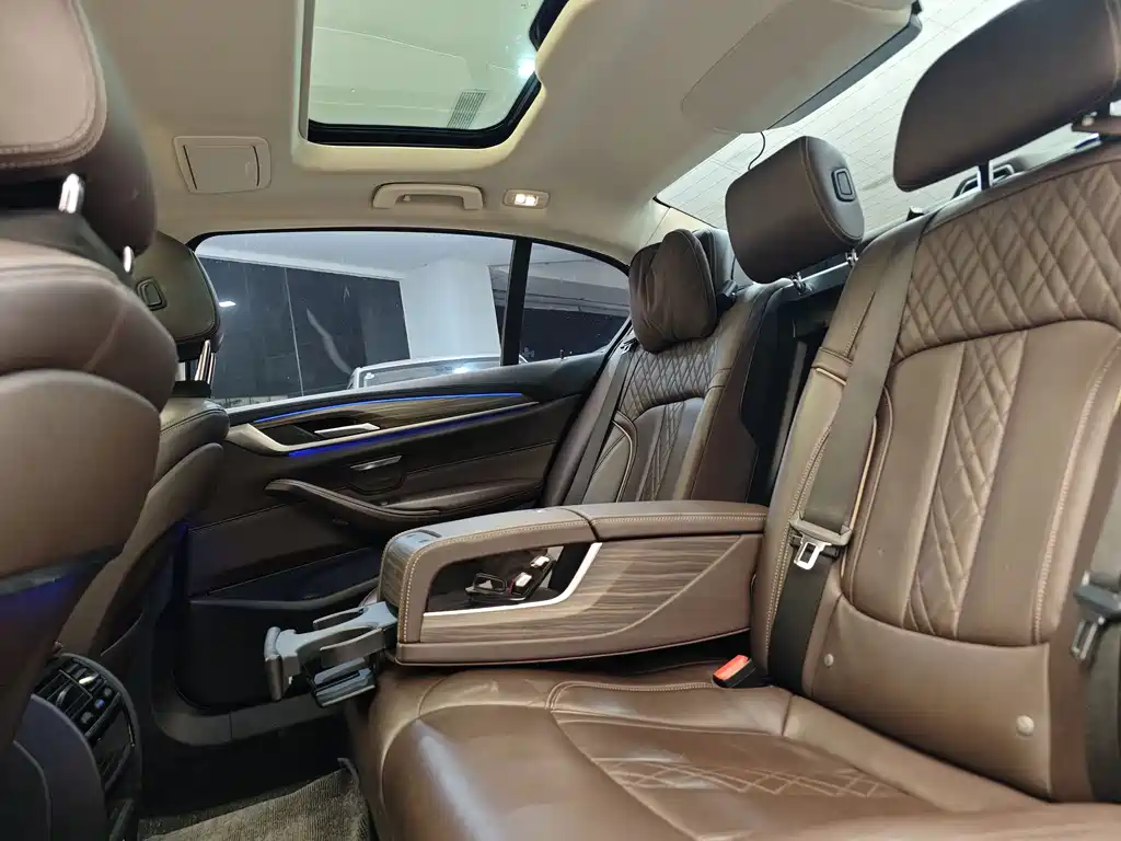 BMW 5 Series New Energy 2018 — фото 25