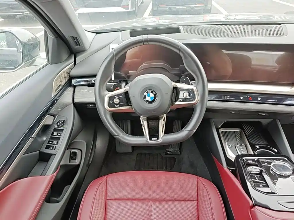 BMW 5 Series 2025 — фото 17
