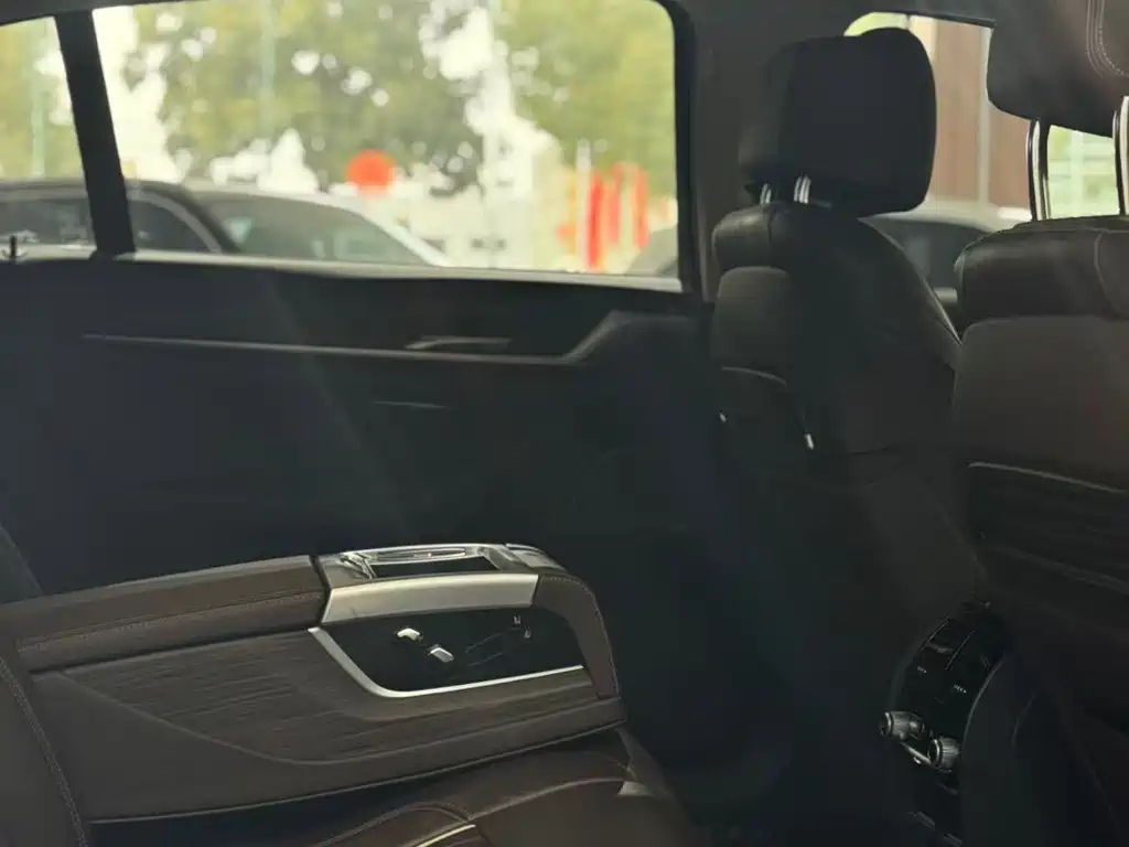 BMW 5 Series 2019 — фото 13