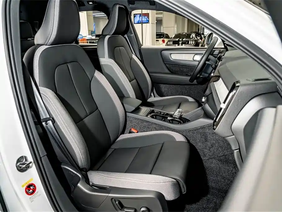 Volvo XC40 2025 — фото 19