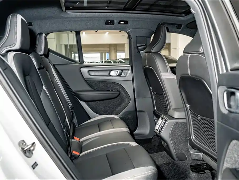 Volvo XC40 2025 — фото 20