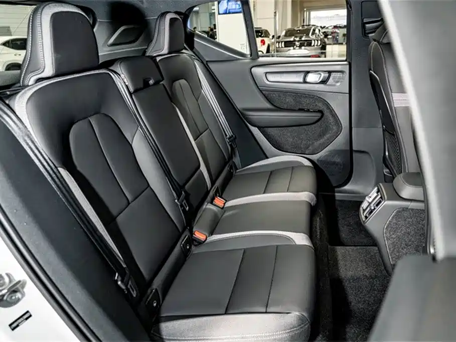 Volvo XC40 2025 — фото 22
