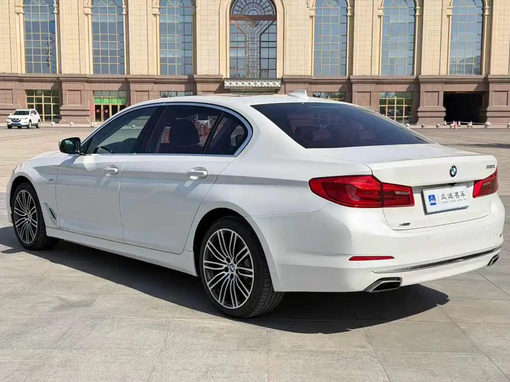 BMW 5 Series 2018 — фото 9