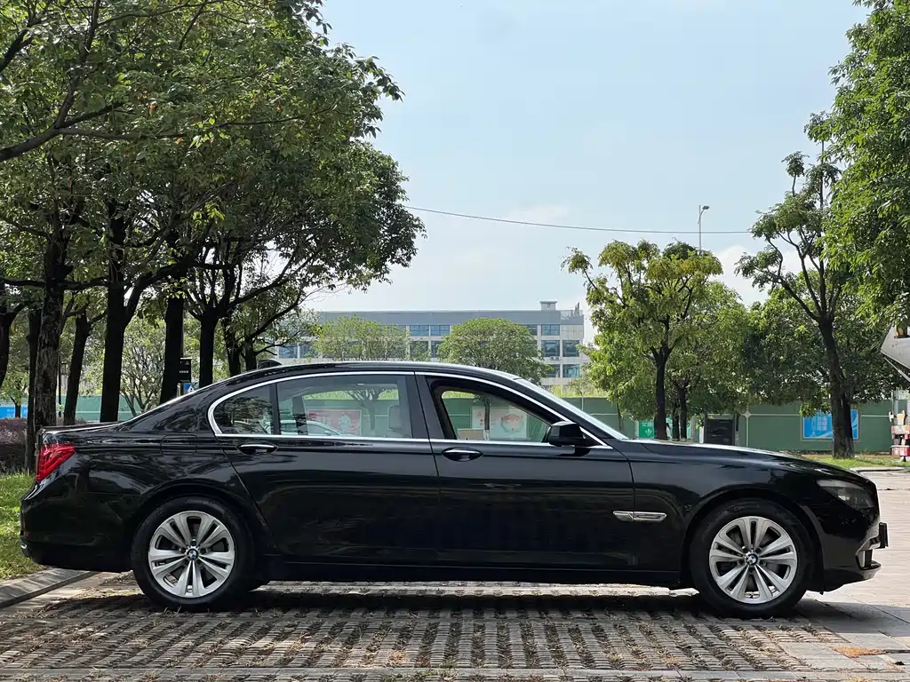 BMW 7 Series 2009 — фото 12