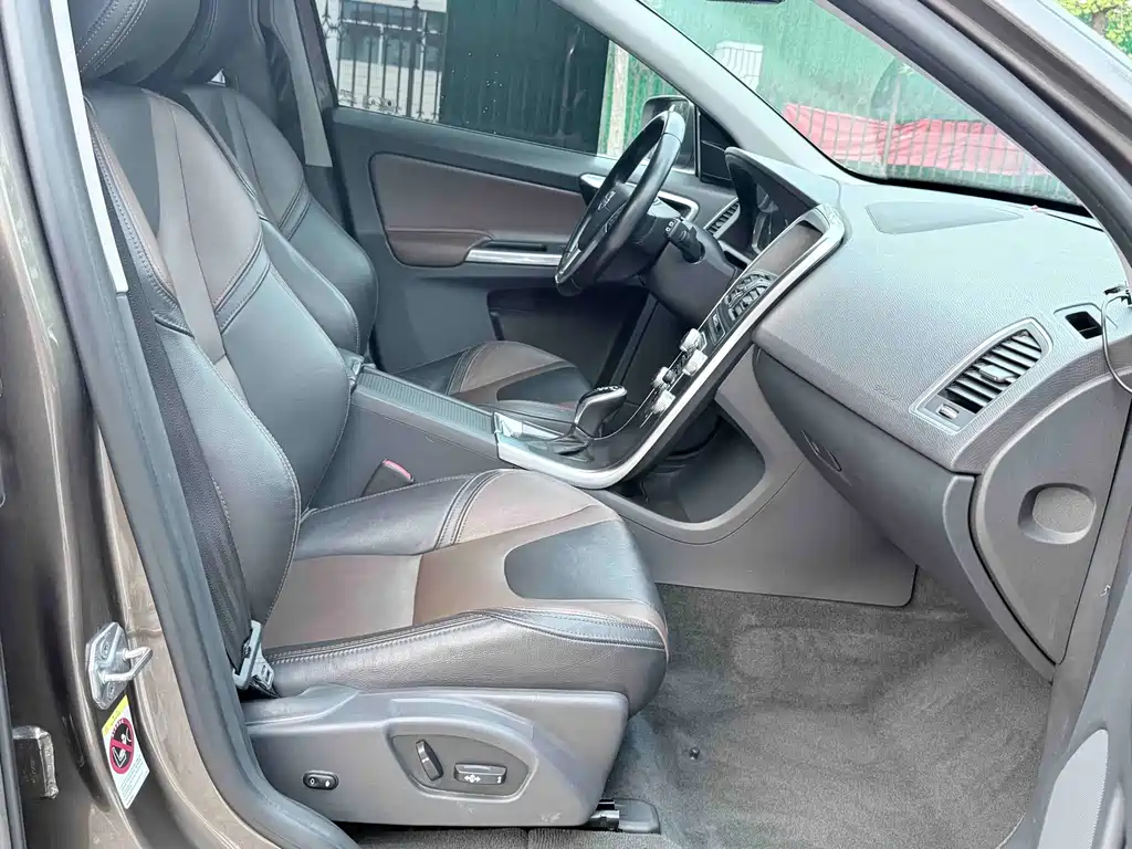 Volvo XC60 2015 — фото 15