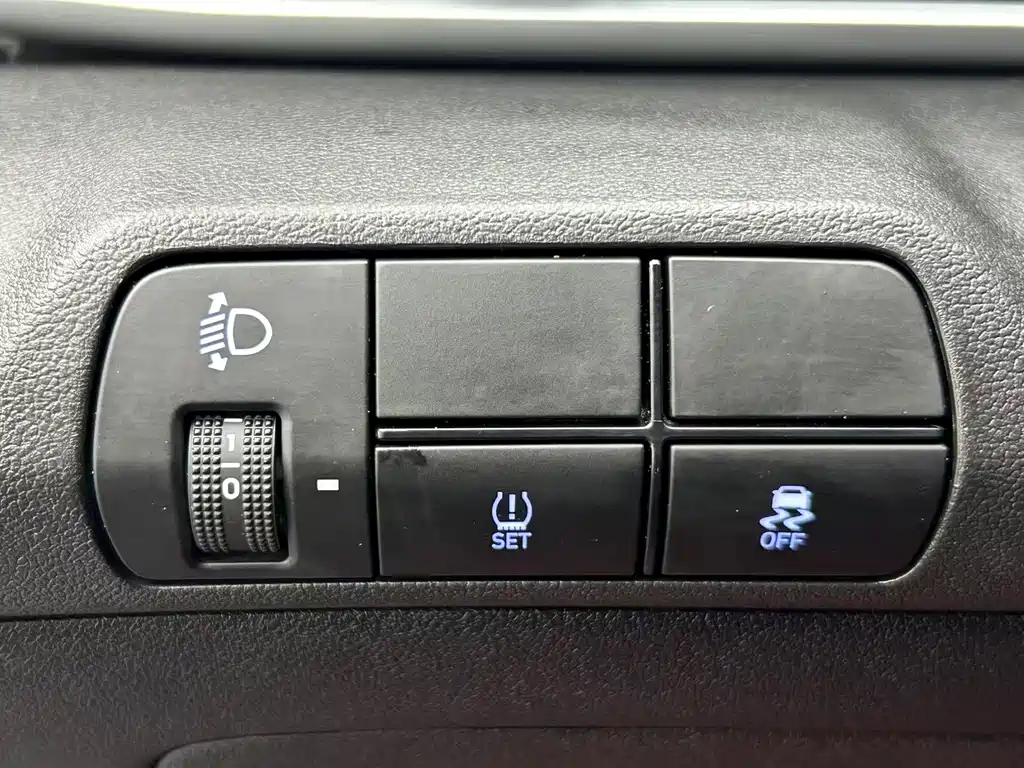 Hyundai Elantra 2023 — фото 11
