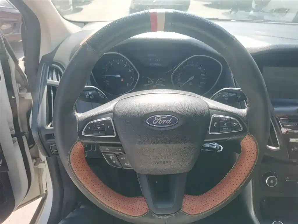 Ford Focus 2017 — фото 11