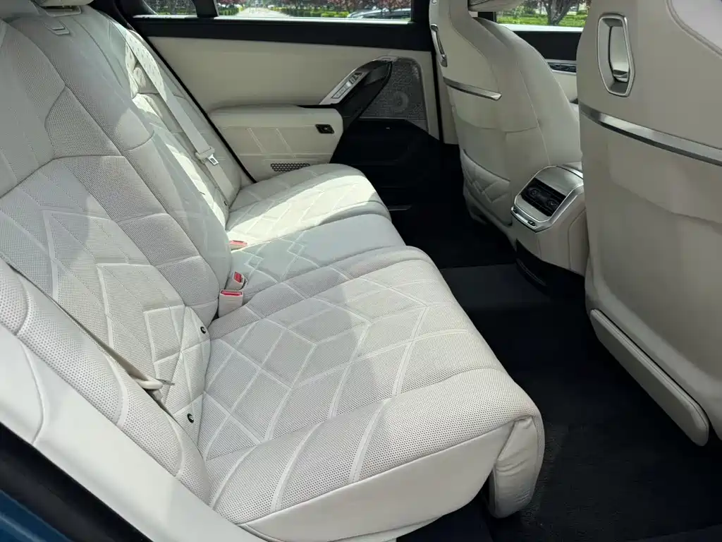 BMW i7 2024