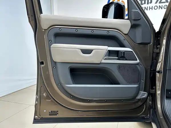 Land Rover Defender 2020