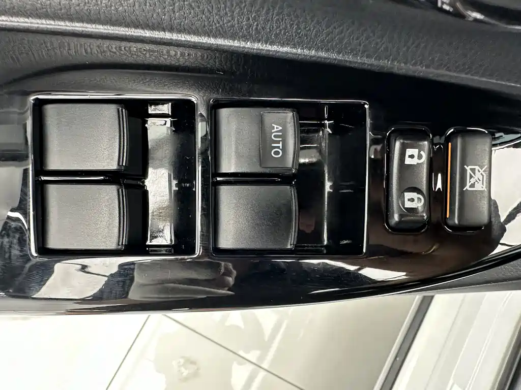 Toyota Yaris L 2022 — фото 12