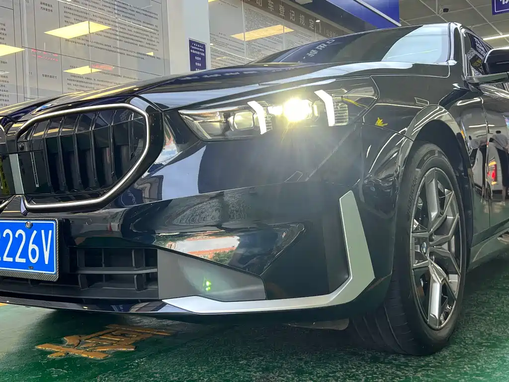 BMW 5 Series 2024 — фото 10