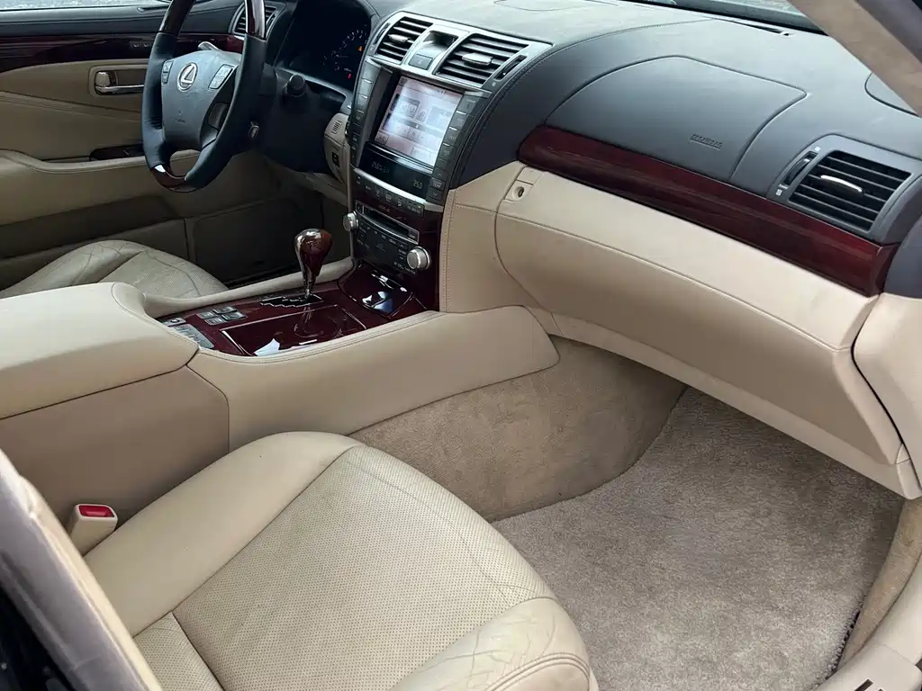 Lexus LS 2010 — фото 14