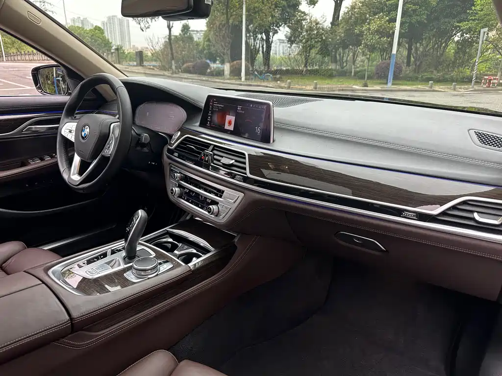 BMW 7 Series 2019 — фото 9