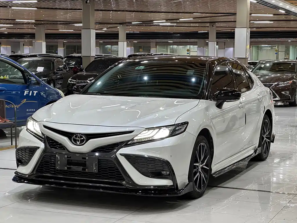 Toyota Camry 2022 — фото 1