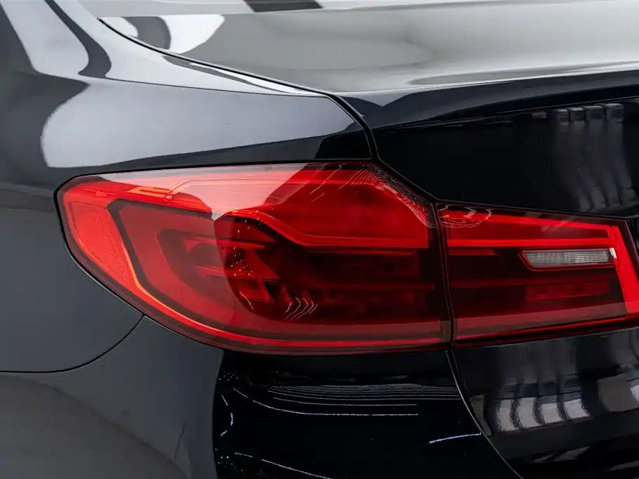 BMW 5 Series 2018 — фото 11
