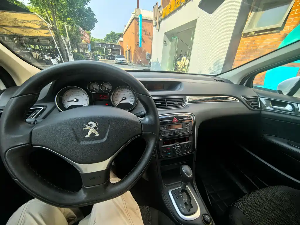 Peugeot 308 2015 — фото 15