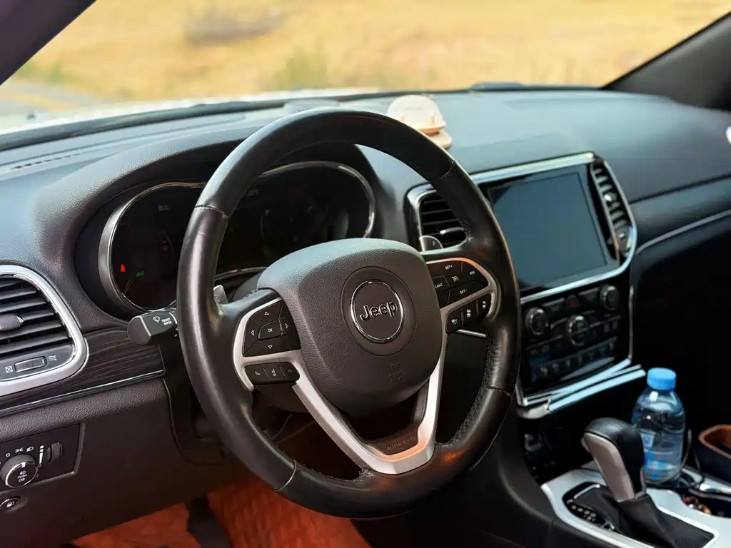 Jeep Grand Cherokee 2023 — фото 12