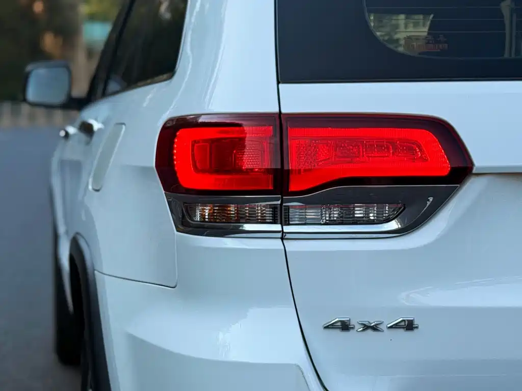 Jeep Grand Cherokee 2023 — фото 8