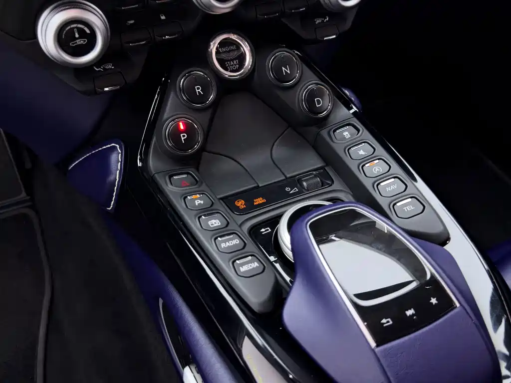 Aston Martin V8 Vantage 2020 — фото 19
