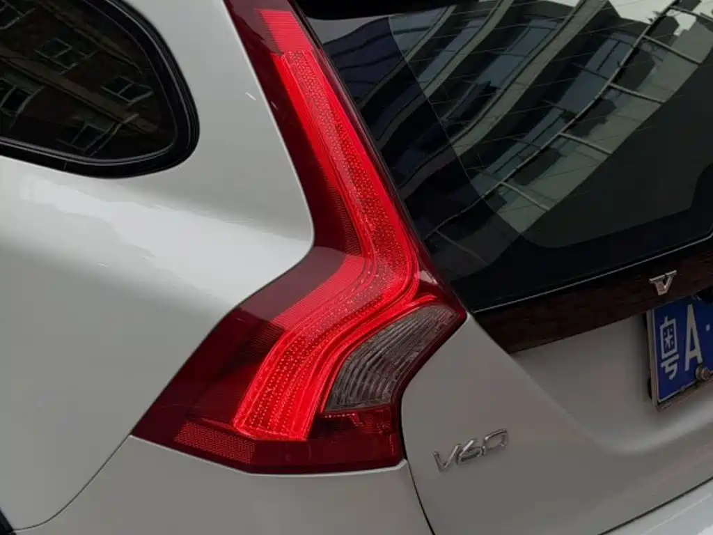 Volvo V60 2018 — фото 8