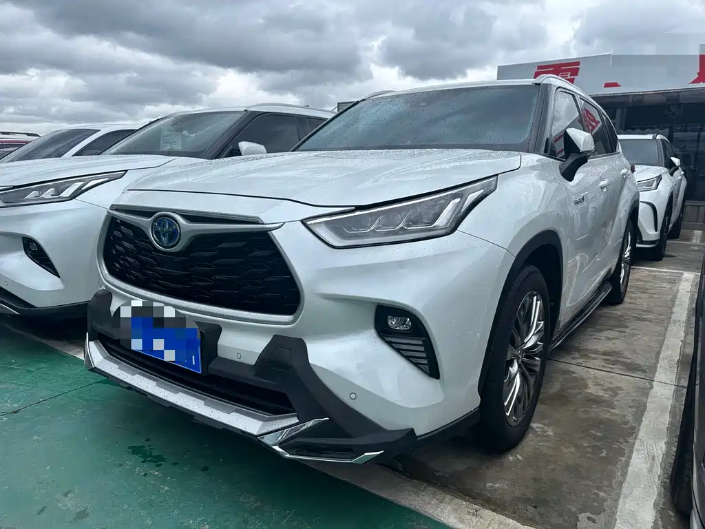 Toyota Highlander 2022 — фото 1